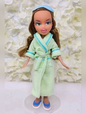 MGA Bratz 2001 Stylin Salon N Spa Fianna in Green Robe Brats Vantage Doll